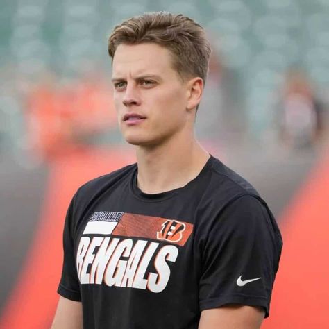 Joe Burrow Haircut, Joe Borrow, Side Part Haircut, Boy Haircuts Short, Football Books, Cute Football Players, Bengals Football, Heisman Trophy, Men's Short Hair