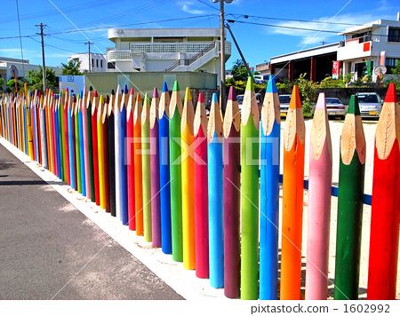 Pencil Fence, Backyard Bridges, Animals Preschool, Playground Ideas, Garden Inspo, Children's Garden, Rainbow Theme, Backyard Fences, Kids Play Area