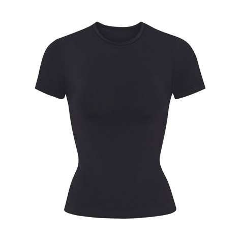 https://checkout.skims.com/products/soft-smoothing-t-shirt-onyx?utm_source=shop_app&list_generator=link_to_storefront&context=order_management&user_id=13905219 Snow White Outfits, Jersey Tshirt, Lounge Top, Dr Wardrobe, School Clothes, Dr Closet, Clothing Pieces, Wardrobe Basics, Looks Vintage