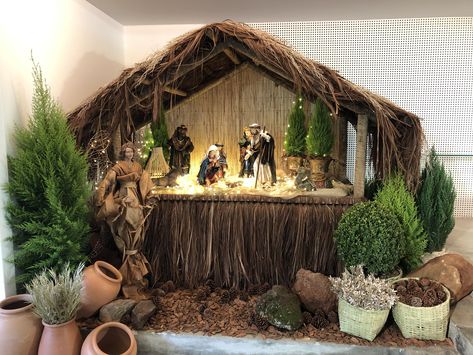 Pulkoodu Ideas, Christmas Crib Ideas In Church, Diy Manger Nativity, Diy Nativity Stable, Pesebres Navidad Ideas, Christmas Holly Decorations, Floating Christmas Tree, Advent Church Decorations, Christmas Cave