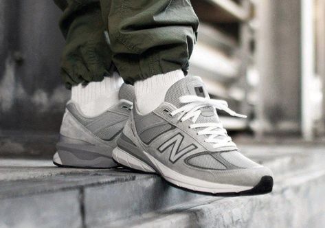 New Balance 990 grey sneakers first featured the 990 technology and cushioning. New Balance 990 was also a hit on running trails and grocery runs. New Balance 990 V5 Outfit, Nb Sneakers, New Balance 992, New Balance 990, Grey New Balance, New Balance Outfit, Sneaker Outfits, Streetwear Mode, Purple Suede