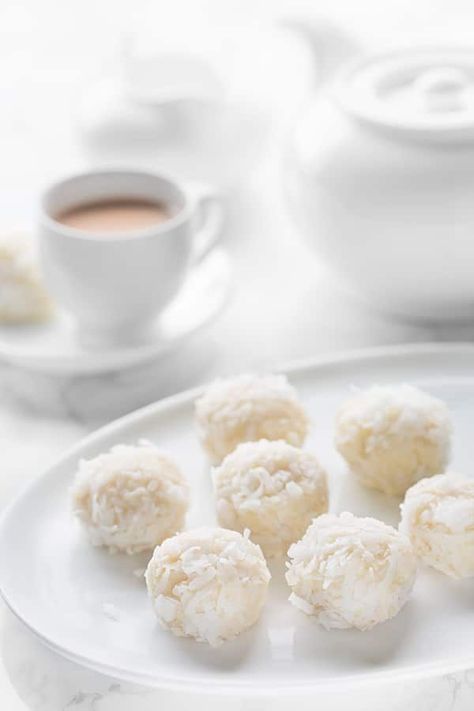 Homemade version of decadent Raffaello candy... These sweet, chewy, buttery coconut almond balls are a delightful treat for every coconut fanatic! Healthy Hashbrowns, Cobbler Bars, Dainty Desserts, Apple Pie Enchiladas, Almond Balls, Cookies Balls, Almond Candy, Chocolate Smores, Coconut Recipe