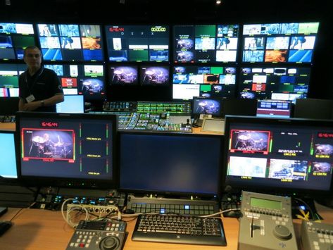 A career as a TV producer Tv Producer, My Future Job, Recording Studio Home, Career Vision Board, Job Advice, Future Job, Further Education, Going To University, Career Choices