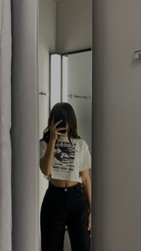 Crop Top Mirror Selfie, Mirror Selfie Poses Instagram, Photographie Portrait Inspiration, Casual College Outfits, Stylish Photo Pose, Everyday Fashion Outfits, Casual Day Outfits, Easy Trendy Outfits, Causual Outfits