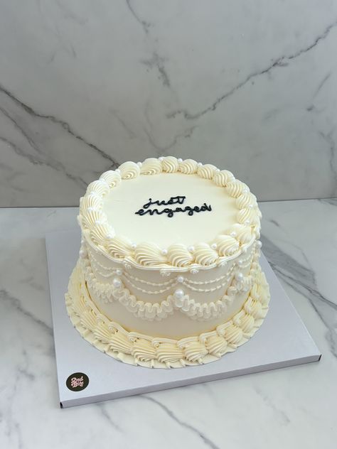 Vintage Cream Cake, Vintage Ruffle Cake, Vintage Anniversary Cake, Vintage Cake Design Birthdays, White Bday Cake, White Vintage Wedding Cake, Cake Designs White, Round Vintage Cake, Just Engaged Cake