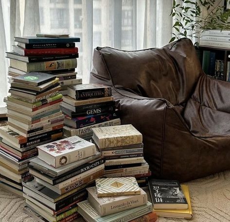 Jairzinho, Reading Corner, Future Apartment, Dream Apartment, Coffee And Books, 인테리어 디자인, Book Aesthetic, On The Floor, House Inspo