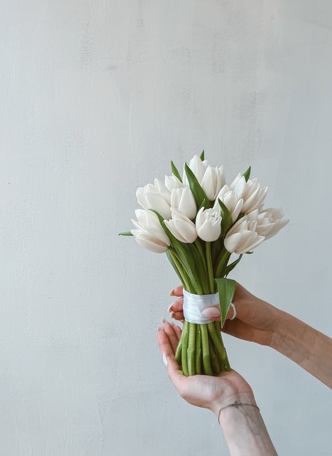 Small White Tulip Bouquet, Petit Bridal Bouquet, Tulip Boutonniere Wedding, Wedding Bouquets Long Stem, White Tulips Bridal Bouquet, Single Flower Bridal Bouquet, Small Bridal Bouquet Summer, Minimal Bridesmaid Bouquet, Minimalist Bouquet Wedding