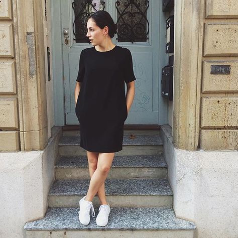 Minimal Dress Casual, Sneakers Dress Outfit, Black Tshirt Dress Outfit, T Shirt Dress Outfit, Black Tshirt Dress, Tshirt Dress Outfit, Dress And Sneakers Outfit, Outfit Minimal, Sneakers Dress