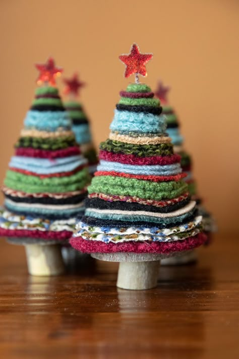 How To Make Wool Christmas Trees, Stacked Felt Christmas Tree, Felted Wool Trees, Christmas Fleece Projects, Diy Wool Christmas Tree, Wool Felt Christmas Tree Diy, Fiber Art Christmas Ornaments, Diy Wool Christmas Decor, Felted Wool Christmas Tree Ornaments