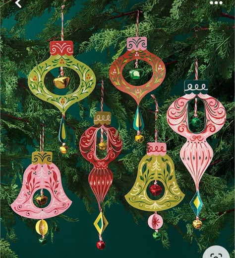 Christmas Ornaments Traditional, Vintage Paper Ornaments Diy, Modge Podge Christmas Ornaments Diy, German Christmas Market Decorations, Vintage Paper Christmas Decorations, Vintage Ornaments Christmas Tree, Make Paper Ornaments, Christmas Tree Family Ornaments, Paper Ornaments Christmas Diy