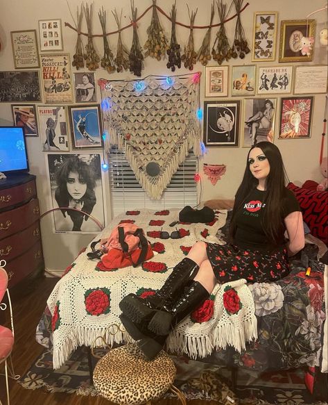 Vintage Room Bedding, Earthy Goth Bedroom, Rockabilly Bedroom, Rockstar Girlfriend Bedroom, Rockstar Bedroom, Grunge Bedroom, Goth Bedroom, Room Goals, Pretty Room