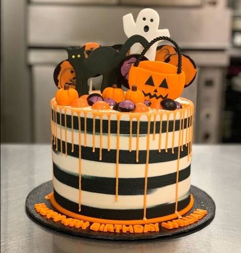 Halloween Cakes Diy, Halloween Cake Decorations, Halloween Cake Ideas, Spooky Halloween Cakes, Pasteles Halloween, Spooky Cake, Postres Halloween, Halloween Birthday Cakes, Halloween Cake Decorating