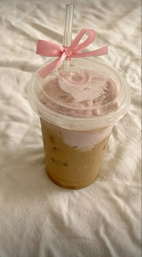 Cute Drinks, Pink Lifestyle, Coffee Obsession, Pink Coffee, Pretty Drinks, Starbucks Recipes, Pink Pilates Princess, Pink Drinks, Pink Pilates