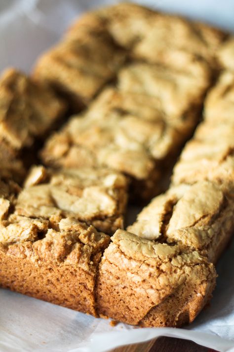 Biscoff Treats, Cookie Butter Blondies, Holiday Bars, Biscoff Cookie Recipe, Hygge Vibes, Gluten Free Vanilla Cake, Biscoff Recipes, Bar Desserts, Biscoff Cookie Butter