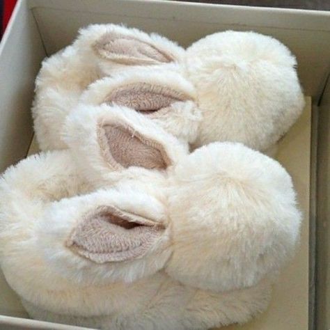 Fluffy Slippers Aesthetic, Punk Style Outfits, Fluffy Shoes, Pajama Fashion, Clueless Outfits, Shoes Heels Classy, Cute Slippers, Fuzzy Slippers, Aesthetic Shoes