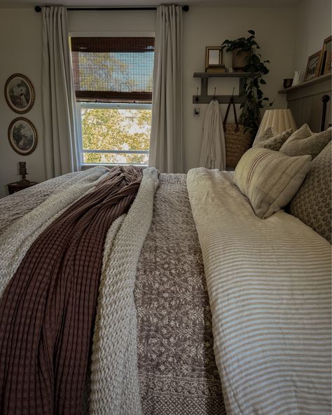 Brown Cozy Bedroom Ideas, Brown Bedroom Ideas Cozy, Vintage Modern Bedroom, Layered Bed, Cozy Cottage Bedroom, Fall Bedroom Ideas, Space Saving Hacks, Linen Duvet Cover, Brown Bedroom