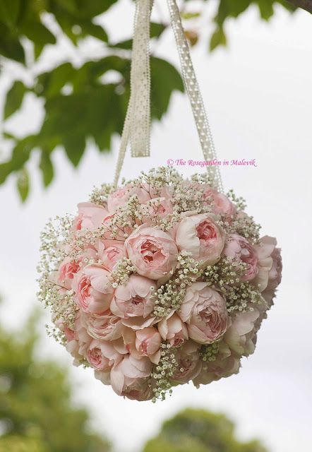 Clássicas, as rosas compõem lindos buquês de noiva, seja sozinha ou acompanhadas de lírios, flores do campo e - porque não? - suculentas! #primaveragarden #casamento #buquedenoiva #ideiacasamento Shabby Chic Interiors, Flower Ball, Shabby Chic Wedding, Cream Roses, Baby's Breath, Arte Floral, Pink Wedding, Wedding Stuff, Dahlia