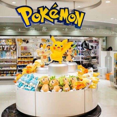 Toy Store Design, Pokemon Facts, Pokemon Shop, Pokemon In Real Life, Pokemon Store, Retail Space Design, Pokemon Center, Anime Store, Store Windows