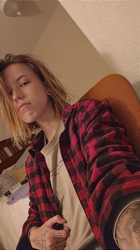 lesbian style flannel #masc #ootd #grwm #tomboystyle #androgynousfashion #lgbt #flannel Lesbian Flannel Outfit, Lesbian Style, Masc Lesbian, Style Flannel, Masc Fashion, Masc Women, Outfits Aesthetic, Shirt Outfit, Ootd