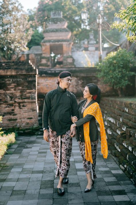 Inspirasi foto prewedding adat jawa dengan busana kebaya, surjan dan batik khas Jogja Inspirasi Foto Prewedding, Prewedding Adat, Foto Prewedding, Adat Jawa, Organizer Planner, Prewedding Outdoor, Wedding Organizer Planner, Foto Wedding, Wedding Organizer