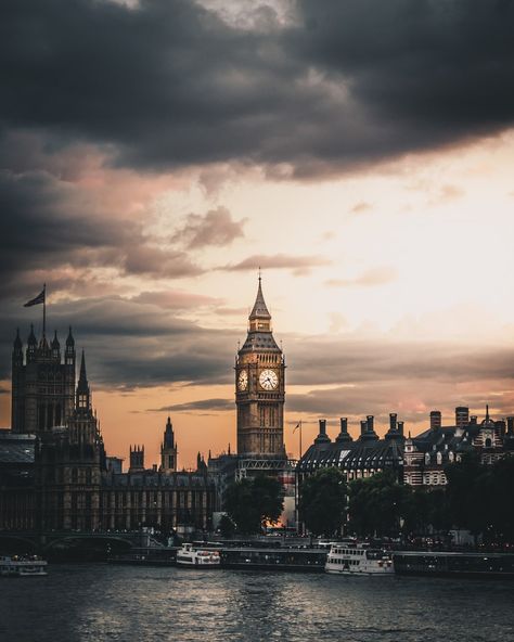 Big Ben in London photo – Free Architecture Image on Unsplash London Wallpaper, Big Ben Clock, London Bucket List, Aesthetic London, World Of Wanderlust, London Attractions, London Aesthetic, Big Ben London, London Pictures