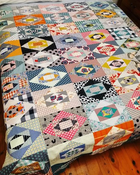 Patchwork quilt Jen Kingwell Wensleydale, Wensleydale Quilt, Jen Kingwell Quilts, Australian Quilts, Scrappy Quilting, Quilt Scraps, Acrylic Templates, Jen Kingwell, Work Outside