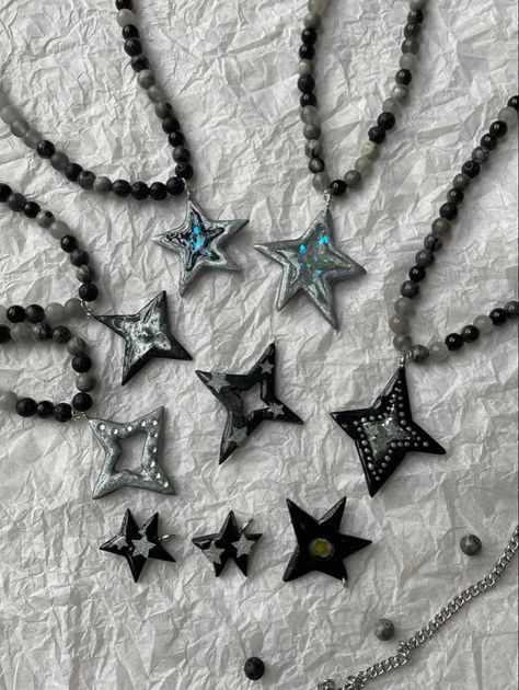 Diy Clay Pendants, Clay Pendants Diy, Clay Jewlrey, Clay Necklace Pendant, Star Necklaces, Foto Poses, Diy Wire Jewelry, Art Clay, Clay Art Projects