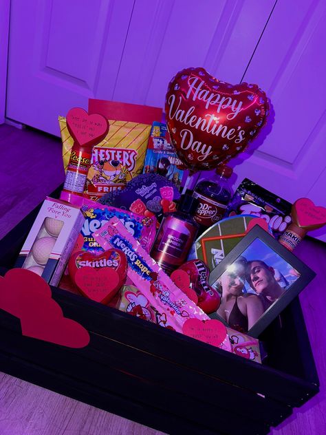 Burr Basket Valentines, Things To Get For Valentines Day, Valentine Gift Baskets For Boyfriend, Valentine Gifts For Boyfriend Ideas, Valentines Gift For Boyfriend Ideas Baskets, Valentines Burr Basket, Valentines Day Boyfriend Ideas, Vday Gift Basket For Him, Valentine Bf Gifts