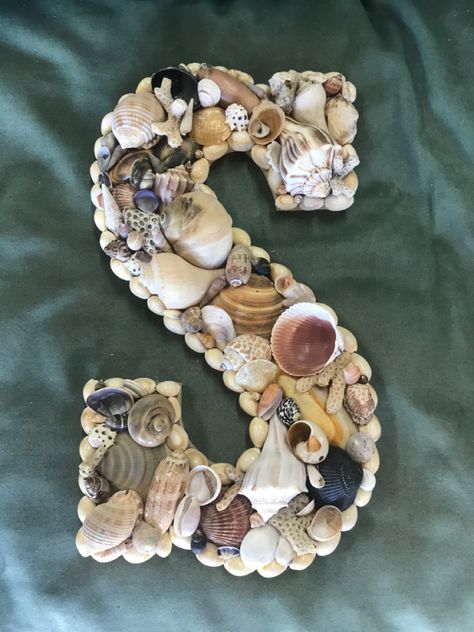 Shells Room Decor, Seashell Letter, Ocean Room Decor, Seashell Art Diy, Sea Shells Diy, Seashell Wall Art, Seashell Projects, Art Coquillage, Shell Crafts Diy