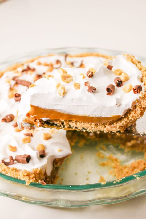 Easy Slow Cooker Caramel Pie - Manila Spoon Ocharleys Caramel Pie Recipes, Caramel Pie Condensed Milk, Caramel Filling Recipe, Slow Cooker Caramel, Caramel Pie Recipe, Coffee Pie, Evaporated Milk Recipes, Homemade Graham Cracker, Caramel Pie