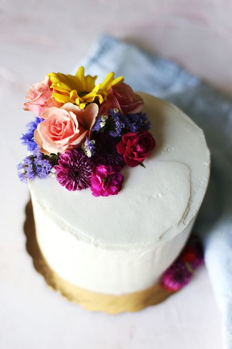 How to Decorate a Cake with Flowers Reference Flower, Garden Theme Cake, Mum Garden, Flower Layout, Whimsical Cakes, Edible Flowers Cake, Decorate A Cake, Cake With Flowers, Cake Wraps