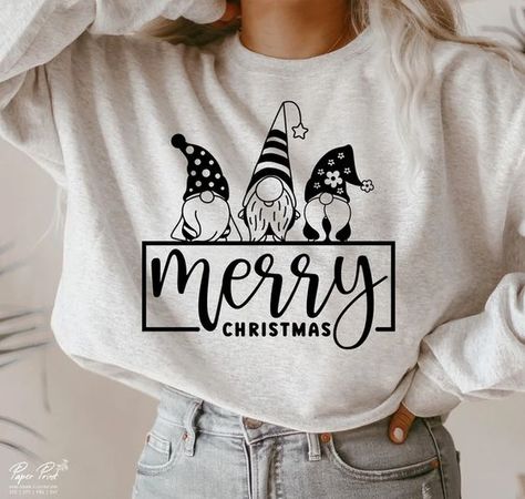 Gnome Christmas Shirt Ideas, Gnome Signs Christmas, Christmas Sweatshirt Ideas Vinyl, Christmas Pjs Ideas, Christmas Sweatshirt Ideas, Cricut Clothes, Cricut Christmas Ideas, Christmas Cricut, Cricket Projects