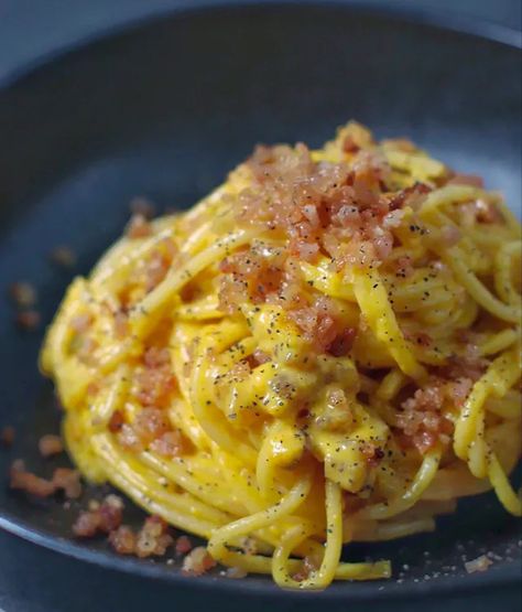 Pasta alla carbonara, ricetta originale spiegata passo passo Pasta Alla Carbonara, Lasagna Pasta, Carbonara Pasta, Spaghetti Carbonara, Pasta Fresca, 2023 Vision, Simply Delicious, Healthy Diet Recipes, Slow Food