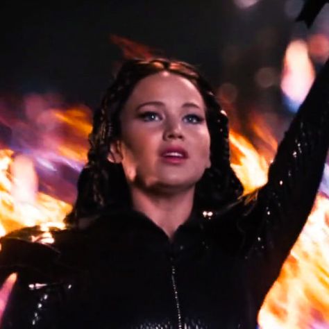 the hunger games Hunger Games Profile Pictures, Hunger Games Matching Pfp, Hunger Games Pfp, Katniss Everdeen Icon, Hunger Games Katniss, Hunger Games Cast, Hunter Games, Hunger Games 3, Fav Movies