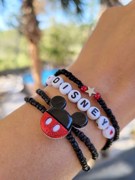 Disney Inspired Friendship Bracelets, Disney Diy Jewelry, Disney Beaded Bracelet Diy, Disney Themed Friendship Bracelets, Disney Heishi Bracelet Ideas, Disney Bracelets Diy, Disney Themed Beaded Bracelet, Disneyland Bracelets, Disney Inspired Bracelets