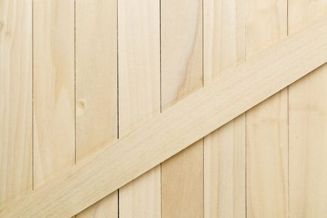 Wondering what you should know about poplar wood before using it for a #woodworking project? A pro woodworker shares his insights. Primary Closet, Plywood Edge, Wood Lumber, Woodworking Store, Furniture Woodworking, House Trim, Wood Projects Furniture, Flooring Trends, Woodworking Hand Tools