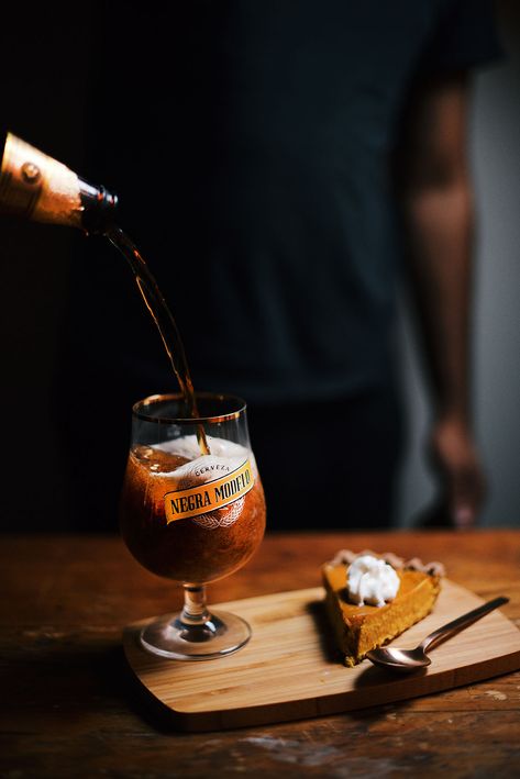 Beer Shot, Beer Photography, Beer Photos, Thanksgiving Dinner Menu, Pub Food, Brown Table, Beer Recipes, Beer Brewing, Drinking Beer