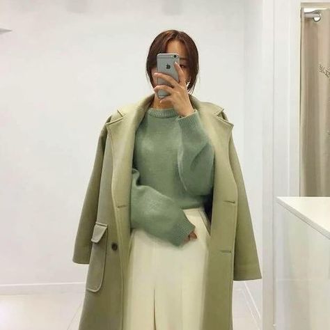 Green Coat Outfit, Green Outfits For Women, Outfit Korean, Green Outfit, Green Coat, Coat Outfits, Parisian Chic, Colourful Outfits, Kpop Outfits