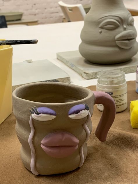 Face Mugs Ceramic, Ceramic Mugs Designs Creative, Aesthetic Ceramics, Quirky Mugs, Mug Aesthetic, Face Vase, Wheel Throwing, Tanah Liat, Face Mug