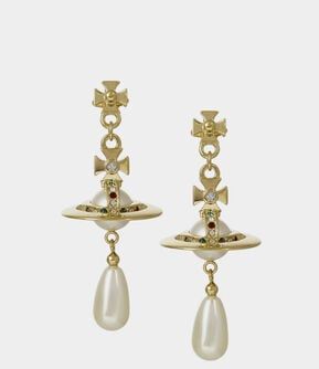 Vivienne Westwood Earrings, Vivienne Westwood Jewellery, Pearl Drop Earrings Gold, Drop Earrings Gold, Pretty Jewellery, Pearl Drop Earrings, Looks Vintage, Gold Pearl, Pearl Drop