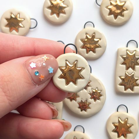 Ceramics With Gold Luster, Clay Place Card Holders, Ceramic Charms Diy, Gold Luster Ceramics, Handmade Ceramic Ornaments, Ceramic Charm Necklace, Quilt Pattern Simple, Polymer Pendant, Star Ceramic