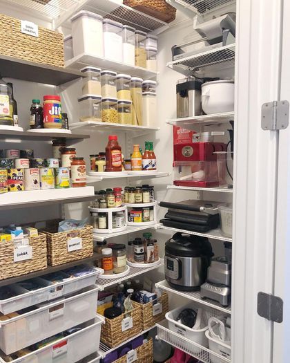 31 Spice Organization Ideas for Your Kitchen Gorgeous Pantry, Ikea Kitchen Pantry, Ikea Pantry Organization, Ikea Pantry, Pantry Organization Ideas, Pantry Closet, Kitchen Organization Pantry, Closet Kitchen, Spice Storage