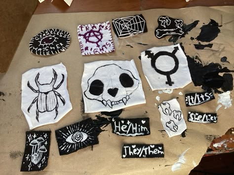 Diy Punk Shirt Ideas, Patches For Pants, Patch Pants Punk Ideas, Ideas For Patches, Patch For Jacket, Patch On Clothes, Patch Inspo Punk, Where To Put Patches, Hand Made Patches