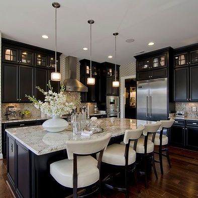 So beautiful Black Kitchen Cabinets, Gorgeous Kitchens, Kitchen Cabinet Colors, White Rooms, Counter Tops, Kitchen Remodel Idea, Black Kitchens, Design Case, Beautiful Kitchens