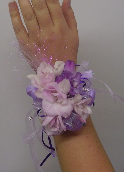 Light Lavender Gold Corsage, Prom Flowers Corsage, Prom Planning, Quinceanera Bouquet, Homecoming Flowers, Wrist Corsage Prom, Prom Corsage And Boutonniere, Boutonnieres Prom, Corsage And Boutonniere Set