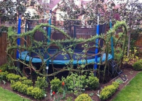 Trampoline Used as a Garden Feature Under Trampoline Ideas, Garden Trampoline, Moderne Pools, Backyard Trampoline, Play Garden, Family Garden, Have Inspiration, Trampolines, Garden Yard Ideas