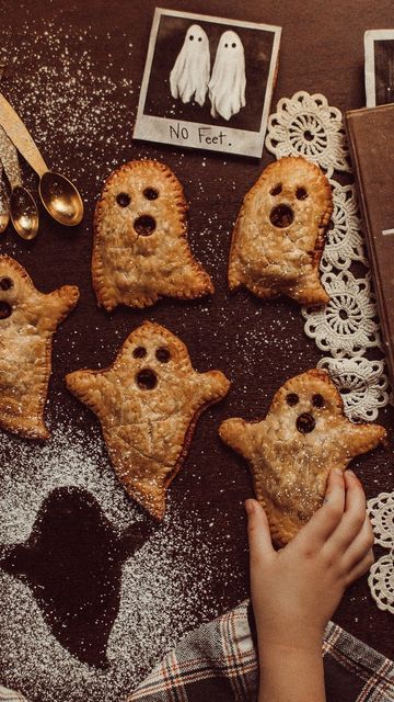 Food Ideas For Party, Halloween Apps, Boo Berry, Pillsbury Pie Crust, Postres Halloween, Dessert Halloween, Store Bought Pie Crust, Spooky Food, Fun Halloween Food