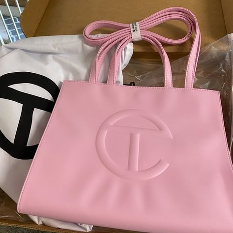 telfar bubblegum pink bag medium Telfar Bubblegum Pink, Pink Telfar Bag Medium, Pink Book Bag, Big Telfar Bag, Bubblegum Telfar Bag, Telfar Bubblegum, Telfar Bags Medium, Telfar Bag Medium, Pink Telfar Bag