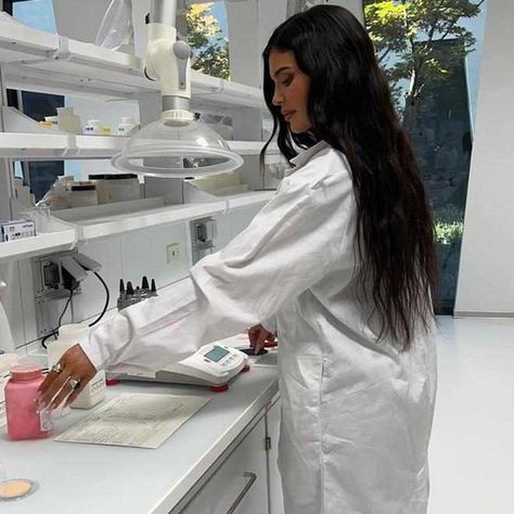 Kylie Jenner Face, Cosmetics Model, Cosmetics Laboratory, Science Girl, Medical Laboratory Science, Chemistry Labs, Medical Laboratory, Laboratory Science, The Kardashians