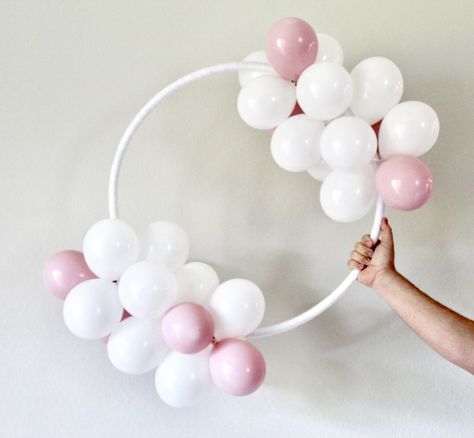 Balloon Hoop Decoration, Balloon Wreath Diy, Balloon Centerpieces Diy, Balloon Hoop, Balloon Wreath, How To Make Balloon, Twinkle Twinkle Baby Shower, Small Balloons, Baby Balloon